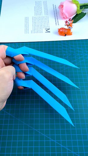Cool wolverine claw origami. #origami #origamiart #art #handmade #paperart #paperfolding #paper #papercraft #origamipaper #papiroflexia #origamilove #diy #origamiartist #papercrafts #origamilovers #instaorigami #craft #origamiwork #d #design #creative #artist #paperartist #love #origamicrane #modularorigami #origamifun paper craft ideas | paper craft ideas
