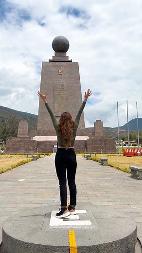 3.4K views · 100K reactions | Sabías que en Quito queda el grado cero??? Es la línea que divide el mundo en la mitad  donde la fuerza disminuye y cambia de dirección dependiendo del hemisferio donde estés parado  Conocer la Mitad del Mundo en Quito fue una experiencia muuuuy entretenida  Una experiencia #SinFronteras  | Buen Viaje con Maud | Facebook