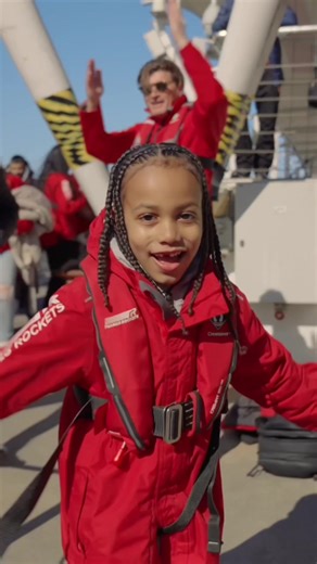 London, but make it untouchable ☁️ Sky-high views, river-level adrenaline. Experience it for yourself 🚀 #london #tourist #kanyewest #thingstodo #activities speedboat couples date tour summer spring families family children kids
