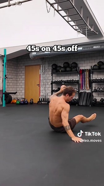 Save it. Try it! ✅ Combining the side kicks with the superman plank is a great exercise to strengthen almost the whole body. Now I also added a hollow hold to each side to make the whole flow even more advanced 🔥 This is highly demanding on your coordination and muscle mind connection. Here's my recommendation: 45 seconds of work, followed by 45 seconds of rest. Repeat for 2-5 rounds without stopping 🔥 #bodyweightworkout #bodyweighttraining #fitnessmotivation #noequipmentworkout #movement #cor