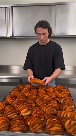 Who are you dedicating this Mango 🥭 SFOG #sfogliatella #mango #pastry #chef #shortvideo