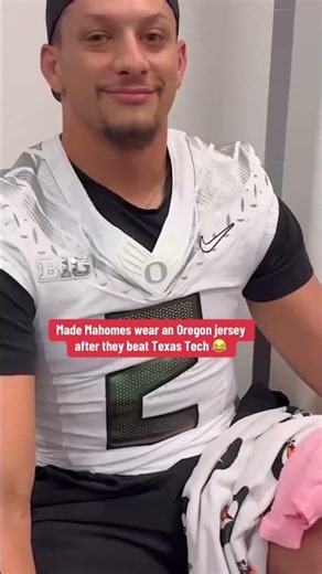 Patrick Mahomes had to wear an Oregon jersey 😂 (via bassa2x/IG)