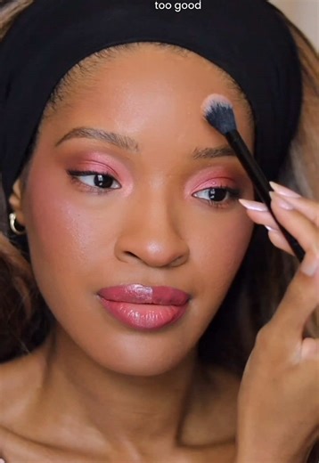 We're obsessed with this glamorous application that's equal parts bold and sophisticated. Get the look: ♥️BeyondBlur Skin Perfecting Foundation in TW4 ♥️Pro Sculpt Crème Contour Stick in Sun-♥️Basked Loose Mineral Rice Setting Powder in Medium ♥️Mini VividLuxe Crème Blush Stick in Mulberry ♥️Pro Glow Crème Highlighter Stick in Tryst ♥️Weekender Palette ♥️Lip Liner Pencil in Rosè ♥️EverGlow Lip Oil in Wild Rose