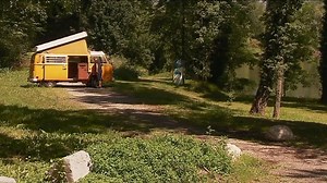 Véhicule mythique des années 50, le combi Volkswagen a encore de beaux jours devant lui grâce à l'entreprise iséroise SERIAL-Kombi. ➡http://bit.ly/2vJazwo | France 3 Alpes