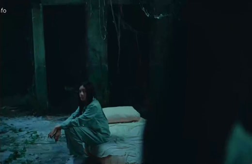 AHHH, el primer beso de Bell y Claire. 🥹🤍 Bell tuvo el valor de preguntarle a Claire sobre porque la ha estado ayudando, Claire dijo que es parte porque se ve a sí misma en Bell, pero— Bell quien parece que no tenía tanto coraje al principio, tomó un gran pasó, y preguntó si también era porque gustaba de ella, lo cuál fue obvio ante la reacción de Claire, ¡Y boom! Bell besó primero a Claire, y viceversa. Amé el cambio de tono frío a uno cálido conforme su beso progresa, fue perfecto! | Scarlet