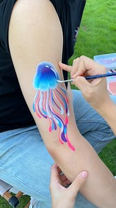 Jellyfish arm painting is absolutely magical! Soft glowing highlights, flowing tentacles, and dreamy gradients that look like underwater light— kids see it and instantly say: “Wow! It looks like ocean lights!” ✨🐚 It’s super photogenic, with fluid lines and flexible color choices. Whether blue ocean style, pink dreamy style, or purple mystical style— this design always becomes a booth favorite. Want to learn this jellyfish arm painting? Comment “Want to learn,” and I’ll teach you step by step! �