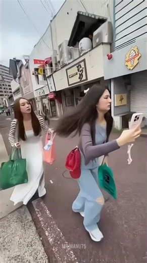 A girl disguised as a doll fooled both Google Maps and the boy..!