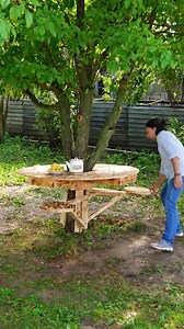 Meja kayu di sekitar pohon.🌳 Halaman belakang rumah DIY.🏡 | SISI Terang