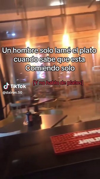 Hombre Lamé el Plato Mientras Come Solo