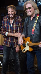How Songs Were Made on Instagram: "Kenny Loggins teaming up with Daryl Hall on Live From Daryl’s House, which is Daryl Hall’s long-running web and TV series where he invites musicians over to jam, swap stories, and perform each other’s songs. Kenny is best known as the singer-songwriter behind huge ’80s soundtrack anthems like “Footloose”, “Danger Zone”, and “I’m Alright”, while Daryl Hall is one half of Hall & Oates, the best-selling music duo in history with classics like “Maneater” and “You M