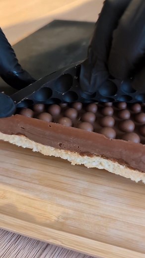 ✨ Mousse royale ✨ Que dire ?! Un dessert qui met tout le monde d'accord 🤩 🤗 Une mousse gourmande et terriblement addictive, avec un praliné noisette qui apporte du croquant ! 🫣 Le biscuit est bon mais je vais revoir la recette pour cette partie car pas la texture souhaitée... obligée d'en refaire une, c'est trop dur le métier de Conseillère Guy Demarle 😅 🔎 J'ai utilisé le moule carré et le tapis décor pois, à retrouver en offre par ici 👇🏻 https://boutique.guydemarle.com/offres-et-packs/91