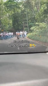 2.6M views · 10K reactions | Emak emak jangan dilawan pokoknya  Disaat murid-murid hendak fotoan, ada emak-emak lewat dan nerobos   : mela_al03 @punapisingaraja | LOCAL BALI island | Facebook