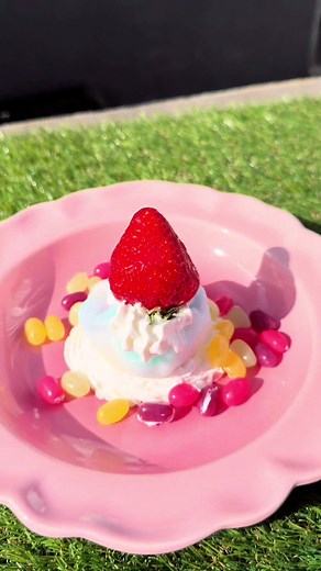 様々なボンボン風スイーツを作る｜Sticky sweets 【レシピ】 1.ポイフルを用意 2.ポイフルを600w20秒レンチン 3.Enjoy ✅キラキラなシャインマスカット琥珀糖購入はプロフィールのURLからご購入いただけます✨ ▼この製品は下記のインフルエンサーと一緒に作りました あめくん ​⁠ @あめくん amekun asmr SNS総フォロワー数10万人のスイーツクリエイター。 元リッツ・カールトンでパティシエとして所属し、現在フリーで活動中。 全国のLAWSONで販売しているプリンを監修した経験がある。 #ライフハック #lifehacks #簡単レシピ #fyp #簡単スイーツ #スイーツレシピ #簡単アレンジ #アレンジレシピ #簡単おやつ #バズレシピ #japanesefood #tiktokレビュー #セブンイレブン #セブンスイーツ #コンビニ #コンビニスイーツ #シャインマスカットボンボン #ダイソーパトロール #100均 #100均リメイク #フルーツ飴 #tiktokコミュニティ2024#candiedfruitang #jepang #mukenak