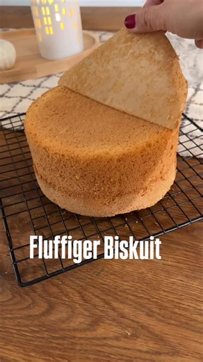 🍰 Klassischer Biskuitboden (ohne Backpulver) Ein luftiger, klassischer Biskuit – perfekt für Torten oder Mini-Cakes. Grundrezept Für 1 Ei: • 30 g Mehl • 35 g Zucker ⸻ Mengen für eine 15-cm-Form (6 Böden geschnitten): • 6 Eier • 180 g Mehl • 210 g Zucker ⸻ Zubereitung Ofen vorheizen: Heize den Ofen auf 175 °C Umluft / Heißluft vor. Backform vorbereiten: Den Boden der Springform (15 cm) mit Backpapier auslegen. Den Rand nicht einfetten, damit der Teig besser hochklettern kann. Eier und Zucker in 