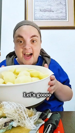 Tamar Berger Ben Tzvi on Instagram: "I'm totally not a food blogger. In fact, I don't even have a picture of the final product 🤪 But... As you all requested... Here's my first cooking vlog 👩🏼‍🍳✌🏻 Here’s how I make my potato kugel 🥔🥔🥔: 🧅 No onions. 🥚 Lots of eggs. ▪️Start with a full bag of potatoes. ▪️Peel & prep with a sharp knife, cutting board, peeler, and big bowl. ▪️Grate potatoes in the food processor - not too smooth, but no big chunks. ▪️ About 8 eggs for a bag of potatoes (dep
