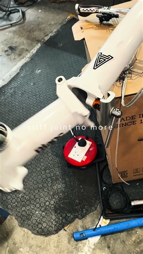 Brompton Servicing: Hinge pin replacement to resolve a stiff joint