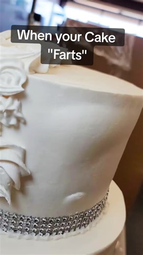 Whyyyyy do cakes be acting up. #cakes #cakedecorating #caketips #cakeart #bakerylife #weddingcake #cake #fart Yes cakes fart
