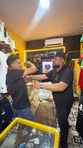 Marco Pantoja on Instagram: "🚨 O REAL MOTIVO DE TODA ESSA POLÊMICA… 😳🔥 Antes de espalhar fake news, bora saber da verdade! A loja foi desarrumada e quebrada justamente pra realizar a mudança de endereço, pra um espaço mais amplo, confortável e agradável, pra atender você, nosso cliente, do jeito que merece! 🙌 👉 E já fica o convite pra reinauguração + aniversário do nosso amigo Cavanhack 🎉 📍 Novo endereço: Rua 15 de Agosto, próximo à esquina com Magno de Araújo 📅 Dia 10/01 (sábado) 🎧 Com