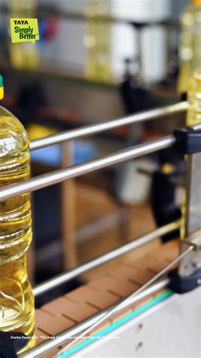 🌾 Groundnut oil that actually smells like groundnuts? That’s because it’s cold-pressed, unrefined, and packed the traditional way. No shortcuts. Just authentic flavor—perfect for your everyday tadkas, deep-fries, and that Sunday poha you never skip. Switch to the kind your grandparents trusted—pure, aromatic, and made right. Once you cook with it, there’s no going back. | TATA Simply Better