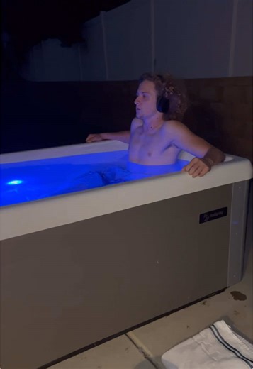 Athletes know: recovery is part of the training. 🏈 With the Vigor cold plunge, you’ll bounce back faster and feel ready to move again. https://www.hotspring.com/shop/cold-plunge/vigor #HotSpringSpas #SportsRecovery