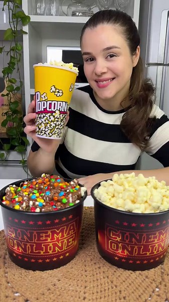 Noite de cinema com @Grupo GSA Alimentos 🎬🍿 🍫 Pipoca de chocolate branco • 1 pacote de pipoca @velly para micro-ondas (usei a de manteiga) • 200 g de chocolate branco • 80 g de leite em pó Depois de misturar tudo, leve à geladeira só o tempo suficiente para o chocolate firmar — é rápido! Ela fica sequinha e crocante no mesmo dia. Se quiser uma versão com mais durabilidade, faça o caramelo antes. Mas aqui é aquela dica prática pra uma noite de cinema deliciosa e sem complicação! 😋 🍬 Pipoca c