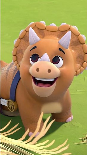 😍 ¡El bebé Triceratops aprende a usar sus nuevas ruedas! | Dino Ranch Español