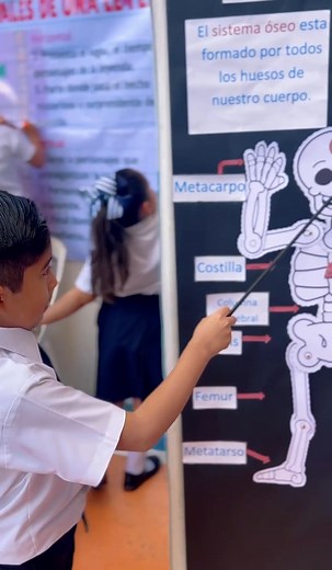 Los alumnos de tercer grado de primaria concluyeron su primer trimestre con exposiciones basadas en los temas vistos en clase de los campos formativos de LENGUAJES y SABERES. La dinámica consistó en elegir un tema de su interés, crear un guión y preparar un juego en el que después de su explicación pusieran a prueba a los compañeros de otros grados. #teamyohuala #primaria | Colegio Yohuala