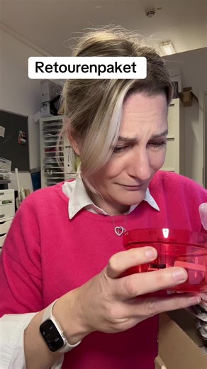 Wow… ich packe hier eine Retour aus und bin echt fassungslos 😳 Ich verschicke neue Originalware – und zurück kommt eine gebrauchte, stinkende Version des Vorgängermodells… und dazu noch die falsche Ware. Bestellt wurde ein neuer Super Sonic Turbo von Tupperware – geliefert habe ich ihn auch neu und originalverpackt. Zurückgeschickt wurde mir jedoch ein altes, benutztes Gerät. Ganz ehrlich: So etwas macht man nicht. Das ist unfair gegenüber kleinen Unternehmerinnen, kostet Zeit, Geld und Nerven.