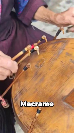 This video showcases the beautiful art of circular rope weaving, a traditional handcraft technique similar to macramé. 🧶✨ Using a wooden frame with evenly spaced holes, groups of colorful threads are arranged and carefully interlaced by hand. The process requires precision, rhythm, and patience, resulting in a strong braid with beautifully interwoven colors. This decorative braid is often used to embellish sleeves, collars, and skirts, and is also perfect for making bracelets, cords, and hair a