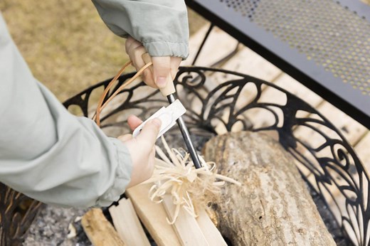 ファイヤースターターの使い方を解説！火起こしが簡単にできる | キャンプ・アウトドア情報メディアhinata