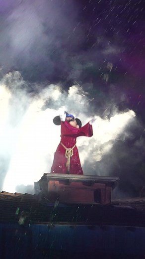 Disneyland's Fantasmic Finale #disneytiktok #disneyland #fantasmic #mickeymouse #sorcerermickey #disneyparks #disneyresort