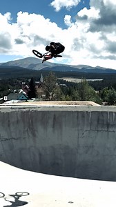 Does it surprise you that Kris Fox grew up racing BMX? It shouldn't! Just watch the speed on his signature SE Gaudium. 💨💨💨 Filmed by @joshclemens. | SE Bikes