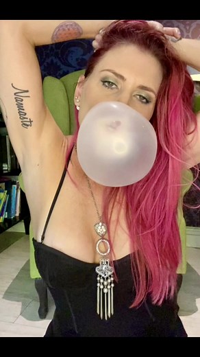 A teaser of my #bubblegumvideo Lether leggings, Small Sexy bubbles & snapping. Contact me for more … #bubblegumfun #blowingbubbles