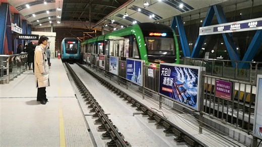 【长春轻轨】4号线CCD3001型CCQG 0426号“青柠”LCD屏幕增购车下行职业学院站列车进出站会车0418号蓝色列车