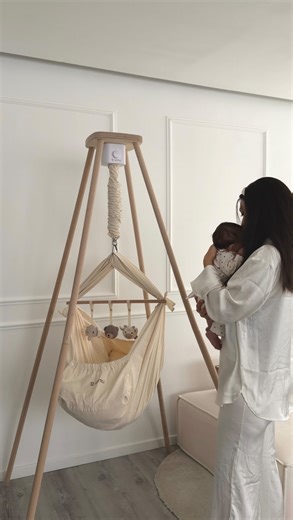 Ardita & Dilara | UGC & Content Creator on Instagram: "Lottili Federwiege ✨ so einfach, unkompliziert und sanft. Definitiv ein musthave in der Erstausstattung! Vorallem mit einem Toddler nimmt die Federwiege eine ganz andere Bedeutung. Es erleichtert meinen Alltag spürbar – einfach in der Anwendung, sicher und eine echte Unterstützung im täglichen Familienleben🫶🏽 Mehr Zeit für mich & geborgenes Gefühl für die Kleinen 💫 . . . . . . Anzeige | Werbung . #newborn#lottili#federwiege#babyschlaf#fam