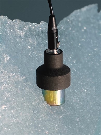 The sound of melting ice 🧊 With my friend Aurélien Buiron, also known as Ghost in the Loop, we created a short documentary about his sound work within glaciers. On September 20, 2025, we headed to Bonneval-sur-Arc 🚞 We climbed to an altitude of 2,900 meters, carrying around thirty kilograms of equipment, to listen to the sounds of the Grand Méan Glacier. The hike was particularly intense, but it allowed us to record the glacier cracking, the ice melting and the water flowing. Using these sound