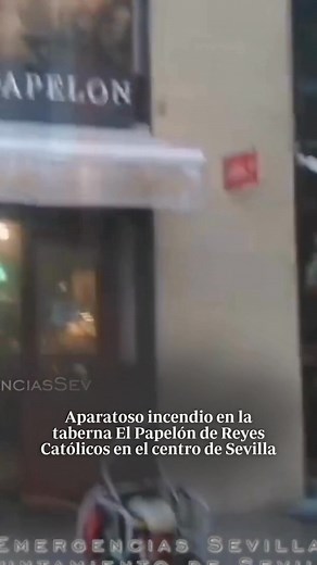 68K views · 240 reactions |  Aparatoso incendio en la taberna El Papelón de Reyes Católicos en el centro de Sevilla Las llamas habrían surgido como consecuencia de una incidencia de origen eléctrico.  https://www.abc.es/sevilla/ciudad/sofocado-incendio-taberna-papelon-reyes-catolicos-centro-20251104091719-nts.html #sevillahoy #sucesosevilla | ABC de Sevilla | Facebook