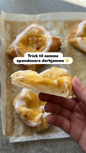 veganskunivers | Madinspiration & veganske nyheder on Instagram: "TRICK til spandauere på ingen tid 💛🎉 Til 6 stk. skal der bruges: - 1 pakke butterdej - 50 g. Naturli Block - 50 g. sukker - 1/2 brev Dr. Oetker kagecreme - 1/2 tsk. vaniljesukker (kan undlades) - Havredrik til pensling - Flormelis + vand til at lave glasur Fremgangsmåde: 1. Tag butterdejen ud af køleskabet, og tænd ovnen på 200 grader varmluft. 2. Rør Block og sukker sammen i en skål. 3. Put et 1/2 brev kagecreme i en anden skål