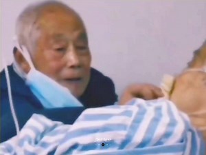 45K views · 3.3K reactions | True love: 87-year-old man 鹿 Takes care of his wife ♥️ Despite both of them being infected with COVID-19 | ꜰᴇᴇʟ ʟ ʏ ʀ ɪ ᴄ ꜱ | Facebook