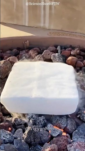 Dry Ice Magic: Spectacular Reactions on Sand! 🍧 #science #sciencefacts