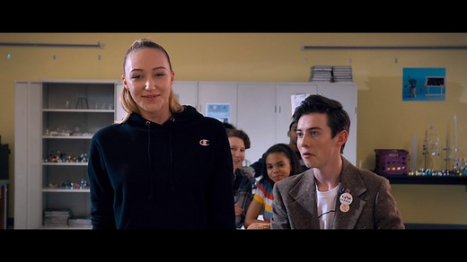 La taille, ça compte. Le film Tall Girl arrive le 13 septembre. | Netflix