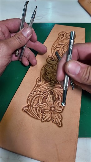 Using lifters or undercuts in leather floral carving. #leatherwork #leathercraft #leathertooling