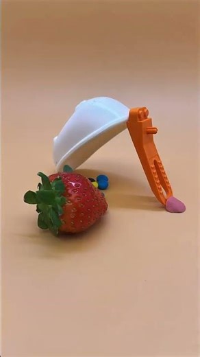 Catch a little strawberry #cartoon animation #children's animation #flash with you every moment #par