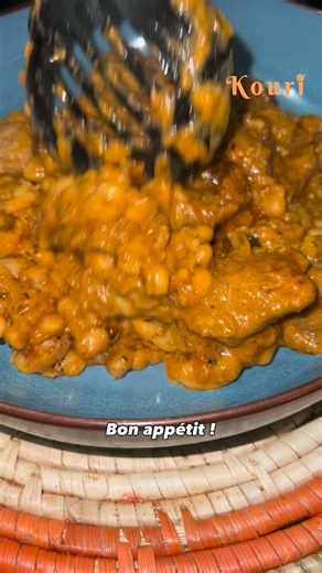 Kouri 👨🏽‍🍳🧑🏾‍🍳 on Instagram: "Salam la famille ! Ce soir, c’est street food guinéenne au menu avec un bon Togué à la viande bien chaud 😋🔥 Le classique qui fait plaisir comme au pays ! ⸻ Rejoins aussi notre canal pour suivre les recettes, actus et bons plans en avant-première 🤙🏾 👉🏾 Lien en bio ! ⸻ 🧾 Ingrédients : 🧅 2 oignons 🍅 1 tomate 🥄 2 c. à soupe de tomate concentrée 🥩 500 g de viande (précuite) 🫘 2 boîtes de conserve de haricots blancs 🌿 Quelques feuilles de laurier 🧄 2-3