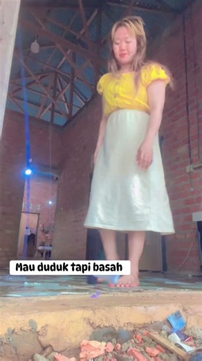 Gak bisa duduk basah habis hujan gaes #comedy #comedyshorts #funny #funnyshorts #drama #jokes