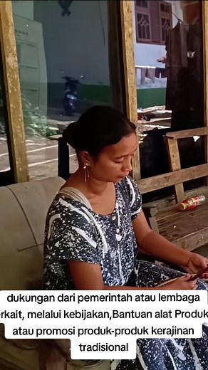 Harapan para pengrajin besek agar harga tetap stabil, agar mereka bisa mendapatkan keuntungan yang layak untuk usaha mereka. Stabilitas harga akan memberikan kepastian pendapatan bagi pengrajin, sehingga mereka dapat merencanakan produksi dengan lebih baik dan merasa lebih aman dalam mengelola bisnis mereka. Jika harga bahan baku tidak terlalu fluktuatif, pengrajin juga tidak akan terlalu terbebani dengan biaya produksi yang tiba-tiba meningkat, sehingga produk bisa tetap terjangkau. Stabilnya h