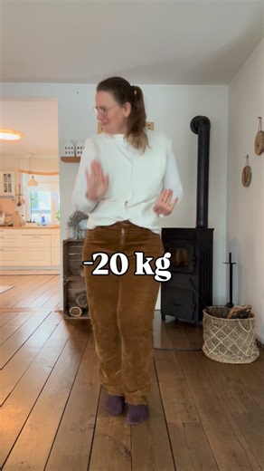Anni Conen on Instagram: "Manchmal feiern wir uns erst dann, wenn etwas sichtbar ist. Wenn Zahlen kleiner werden. Wenn Spiegel gnädiger sind. Wenn andere sagen: „Wow, Respekt.“ Ja – 20 Kilo weniger sind ein Meilenstein. Ein großer. Ein harter. Ein ehrlicher. Aber weißt du, was oft unsichtbar bleibt? Die Tage, an denen du trotzdem weitergemacht hast. Die Abende, an denen du nicht perfekt warst – aber ehrlich. Die Momente, in denen du dich selbst nicht mochtest und trotzdem gut mit dir umgegangen 