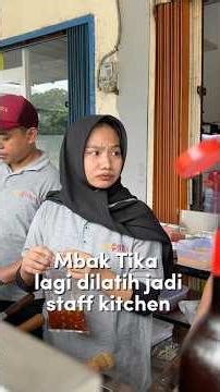 Pasti bisa asal mau belajar, kaya Mbak Tika ini 😎 #chinessfood #jakartabarat #cengkareng #kuliner