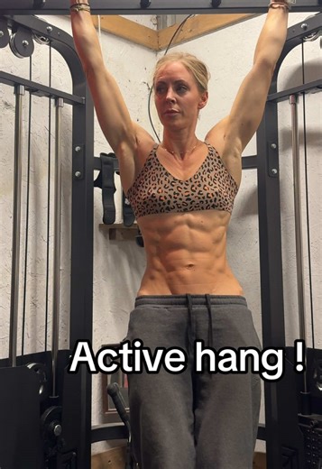 I like to alternate between an active hang and a dead hang for core engagement, grip strength , decompression #gripstrength #hanging #abs #coreworkout #6pack