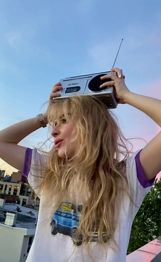 Sabrina Carpenter en la tendencia de skinny dipping